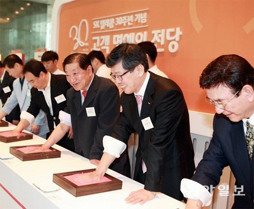 SK텔레콤이 31일 30년 장기 고객을 초청해 핸드프린팅 행사를 가졌다. 하성민 사장(오른쪽에서 두 번째)과 장기 고객들이 핸드프린팅을 하고 있다.

SK텔레콤 제공