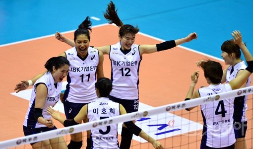 IBK기업은행 선수들이 3월31일 평택 이충문화체육관에서 열린 프로배구 V리그 여자부 챔프 3차전 GS칼텍스와의 경기에서 2세트를 따낸 뒤 한데 모여 기뻐하고 있다. 평택｜박화용 기자 inphoto@donga.com 트위터 @seven7sola