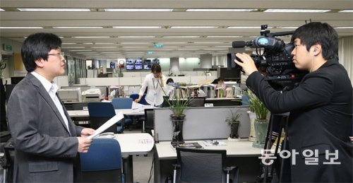 동아일보와 채널A의 통합뉴스룸은 세계 언론사 중에서도 유례를 찾기 힘든 신문-방송 간 협업 모델이다. ‘통합뉴스룸 내 유일한 신방 통합부서’인 소비자경제부의 문권모 차장(왼쪽)이 ‘채널A 종합뉴스’에 나갈 코너 ‘미리 보는 동아일보’를 촬영하고 있다. 김재명 기자 base@donga.com