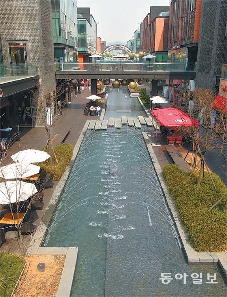 이 길에 비 피할 지붕을 달 수 있다면… 인천경제자유구역청이 1일 손톱 밑 가시를 제거하기 위해 ‘규제 개혁·창조 행정’을 선포했다. 이종철 청장은
송도국제도시 내 커넬워크에 가설 지붕을 설치하지 못하고 있는 현실을 법 규제의 대표적 허점 사례로 들었다. 김영국 동아닷컴 객원기자 press82@donga.com