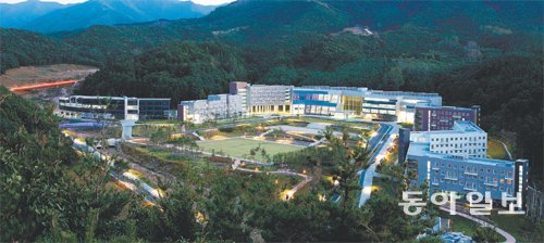 세계 태권인의 전당인 태권도원이 1일 전북 무주 백운산 자락에 문을 열었다. 5년간 2475억 원을 투입한 태권도원 개원으로 태권도 종주국의 면모를 갖추게 됐다. 태권도원제공