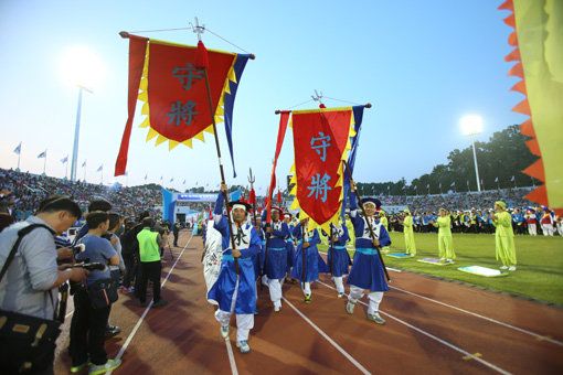 2013년 경북 안동시에서 개최된 전국생활체육대축전 개회식 퍼레이드. 올해 대축전은 24일부터 27일까지 속초시를 중심으로 강원도 10개 시·군에서 펼쳐진다. 2만 여 명의 선수단과 관계자, 자원봉사자 등 총 6만 여 명이 함께 하는 우리나라 생활체육 최대의 축제다. 사진제공｜국민생활체육회