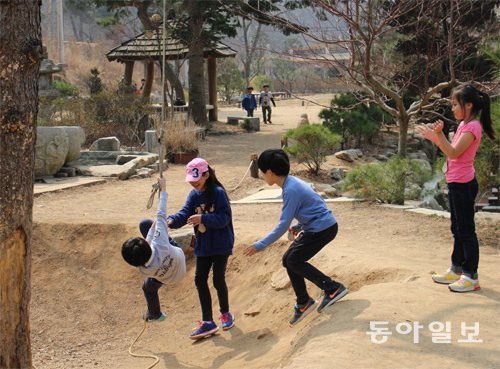 지난달 27일 우리들 자연학교(자연체험학교)를 찾은 서울 강남구 대도초교 학생들이 나무에 매달린 밧줄을 타며 즐거운 시간을 보내고 있다. 양주=최지연 기자 lima@donga.com