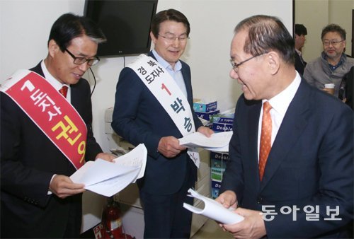 “성명서 전달” 국회 찾아간 與 경북지사 후보들



새누리당의 권오을 박승호 경북도지사 예비후보(왼쪽)가 2일 국회에서 열린 당 최고중진연석회의에 참석하려는 황우여 당 대표(오른쪽)에게 김관용 현 지사 아들의 병역 비리 등 의혹을 제기하는 성명서를 전달하려 하고 있다.

변영욱 기자 cut@donga.com