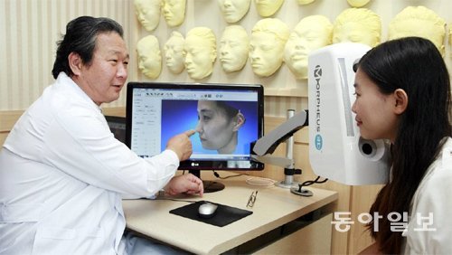 계명대 동산병원 구순열 및 얼굴성형센터에서 한기환 성형외과 교수가 환자에게 가상성형 프로그램으로 코 성형 후 달라진 모습을 설명하고 있다. 계명대 동산병원 제공