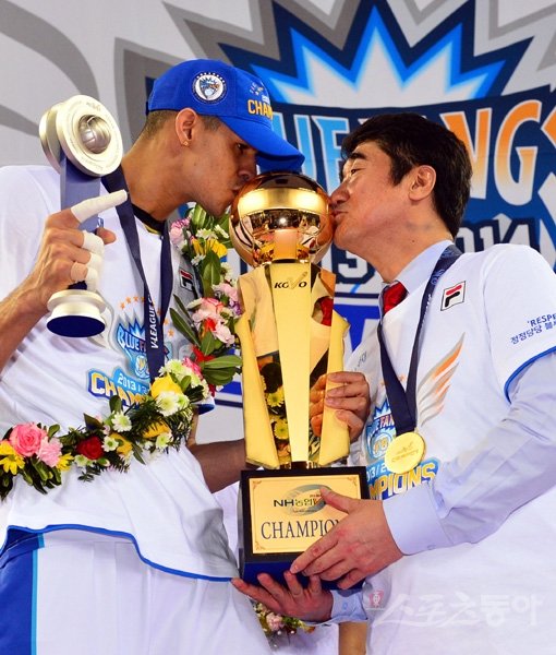 삼성화재 신치용 감독(오른쪽)과 외국인선수 레오가 3일 천안 유관순체육관에서 열린 2013∼2014 NH농협 V리그 남자부 챔피언결정전에서 현대캐피탈을 꺾고 시리즈 전적 3승1패로 정상에 오른 뒤 우승 트로피에 입맞춤하고 있다. 신 감독은 국내 프로스포츠 사상 최초로 7시즌 연속 우승신화를 지휘했고, 레오는 2년 연속 최우수선수(MVP)에 선정됐다. 천안｜박화용 기자 inphoto@donga.com 트위터 @seven7sola