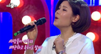 가수 린이 MBC ‘황금어장-라디오스타’에 출연해 이수를 향한 마음을 담아 열창하고 있다. MBC 화면 캡처
