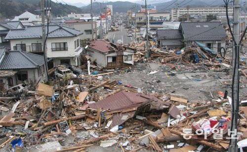 지진과 해일(쓰나미)이 덮친 2011년 3월의 일본 이와테 현 오후나토 시의 모습. 투명망토 기술을 이용하면 지진파 에너지를 감소시키거나, 피해없이 통과시키는 기술 개발도 가능할 걸로 보인다. 동아일보DB