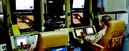 미군 두 명이 이라크 발라드 공군기지에서 무인공격기 프레데터 MQ-1을 조종하고 있다. 무인공격기가 전송해온 영상을 원격에서 그대로 보며 언제든 지상의 목표물을 노릴 수 있다. 출처 US AirForce(미 공군)