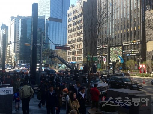 6일 오전 4시30분부터 낮12시까지 서울 강남대로에서 진행된 ‘어벤져스:에이지 오브 울트론’ 촬영 현장. 일요일 오전인데도 촬영을 보기 위해 인파가 몰려들었다. 사진｜이해리 기자 gofl1024@donga.com