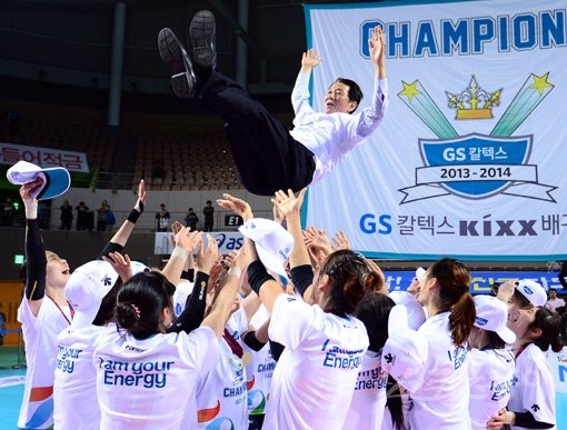 GS칼텍스 선수들이 4일 화성종합실내체육관에서 열린 ‘NH농협 2013∼2014 V리그’ 여자부 챔피언결정전 5차전에서 IBK기업은행을 세트스코어 3-1로 누르고 우승한 뒤 이선구 감독을 헹가래치고 있다. 화성｜김종원 기자 won@donga.com 트위터 @beanjjun