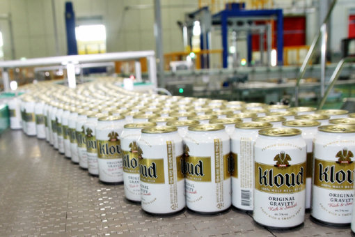 롯데주류의 ‘클라우드’는 유럽산 최고급 호프를 제조과정에서 순차적으로 투입하는 ‘멀티 호핑 시스템’을 통해 차별화된 맥주의 풍미를 선보인다. 사진은 롯데주류의 캔 생산 라인. 사진제공｜롯데주류