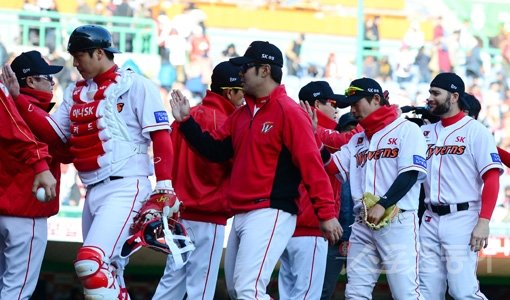 SK 선수들이 6일 문학 한화전을 8-1로 크게 이기고 코칭스태프와 하이파이브를 하고 있다. SK는 시즌 처음으로 한화와의 3연전을 스윕하며 강팀으로의 면모를 과시했다. 문학｜김민성 기자 marineboy@donga.com 트위터 @bluemarine007