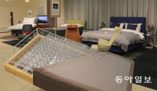 신세계백화점은 숙면에 대한 관심이 높아지는 것을 계기로 10일까지 서울 중구 충무로 본점에서 ‘기능성 침대 대전’을 연다. 신세계백화점 제공