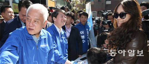 무공천 홍보… 홍대앞 거리로 간 金-安 새정치민주연합 김한길(왼쪽) 안철수 공동대표(김 대표 오른쪽)가 6일 서울 마포구 홍익대 앞 거리에서 ‘기초선거 정당공천폐지는 국민과의 약속입니다’라는 주제로 거리 홍보전을 열고 있다. 이훈구 기자 ufo@donga.com