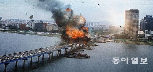 하정우가 앵커로 등장하는 영화 ‘더 테러 라이브’에서 테러범이 서울 한강을 가로지르는 마포대교에 폭탄을 설치해 폭파하는 장면. 동아일보DB