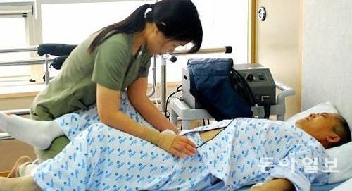 최근 일부 질환에 대해 서울의 대형 종합병원 못지않은 성과를 내는 지역 중소병원이 늘고 있다. 서울지역 중소병원의 한 의료진이 고관절 질환 환자에게 물리치료를 하고 있다. 동아일보DB