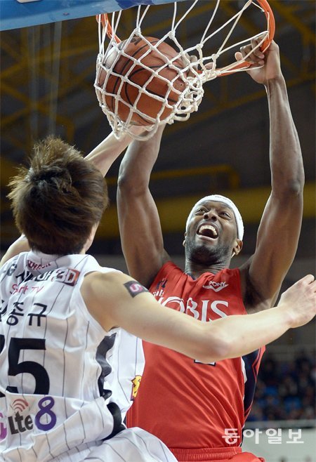 모비스의 로드 벤슨(뒤)이 6일 울산 동천체육관에서 열린 LG와의 프로농구 챔피언결정 4차전에서 상대팀 김종규 앞에서 덩크슛을 하고 있다. KBL 제공