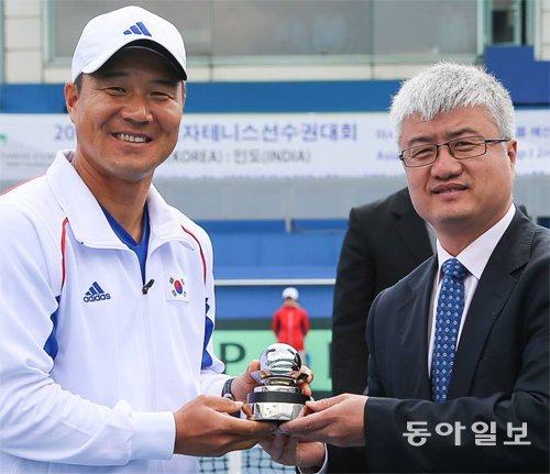 5일 국제테니스연맹(ITF)으로부터 데이비스컵 공로상을 받고 있는 이형택(왼쪽). 대한테니스협회 제공