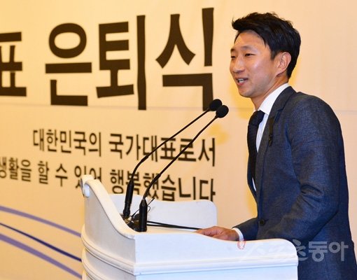 한국 스피드스케이팅의 영원한 간판스타 이규혁이 7일 서울 세종문화회관 세종홀에서 열린 은퇴식 ‘굿바이 레전드 이규혁’에서 23년간의 국가대표 생활을 마감하는 소회를 털어 놓고 있다. 박화용 기자 inphoto@donga.com 트위터 @seven7sola