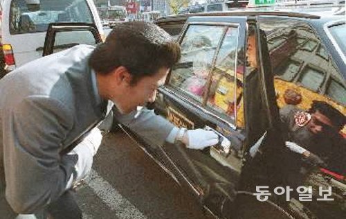 친절한 서비스를 앞세우는 일본의 택시회사. 손님이 타기 전 자동으로 문이 열리는 경우가 많고, 아예 운전사가 직접 문을 열어주기도 한다. 동아일보DB