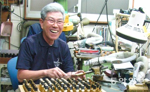 시마다 유키오 씨가 지난달 27일 도쿄에 있는 야나기사와관악기 작업장에서 색소폰 부품을 만들고 있다.

도쿄=장원재 기자 peacechaos@donga.com