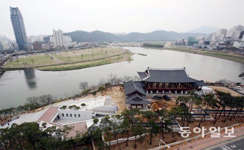 이달 말 준공을 앞두고 막바지 공사가 한창인 울산 태화루(오른쪽). 신라시대 건립된 태화루는 진주 촉석루, 밀양 영남루, 안동 영호루와 함께 영남의 4대 누각으로 불렸으나 임진왜란 때 불타 없어졌다. 울산시 제공