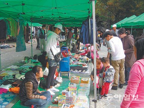 지난해 열린 화도진 벼룩시장. 의류 학용품 주방용품 등을 자유롭게 판매 및 교환할 수 있다. 인천 동구 제공