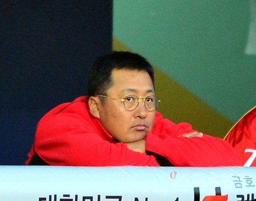 이만수 감독과 불화설이 제기되며 이적설에 휩싸였던 SK 베테랑 포수 조인성이 8일 잠실에서 열린 두산전에서 팔짱을 끼고 턱을 괸 채 경기를 지켜보고 있다. 잠실｜박화용 기자 inphoto@donga.com 트위터 @seven7sola