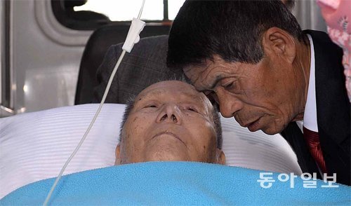 2월 남북 이산가족 상봉 행사 당시 구급차에 탄 채 북측 아들딸을 만났던 김섬경 씨. 당시 그는 건강 악화 때문에 자녀를 4시간밖에 만나지 못해 주위를 안타깝게 했다. 동아일보DB