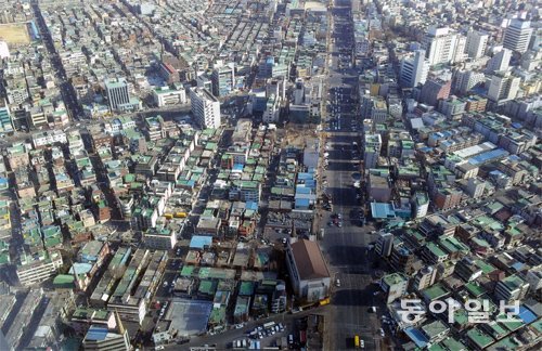 인천시와 경기 부천시가 재개발, 재건축 등 도시정비사업을 추진하기 위해 들어간 매몰비용을 주민들에게 자체 지원하기로 했다. 해제 고시에 따라 10곳에서 조합 또는 추진위 해산과 매몰비용 지원 신청 절차가 진행되고 있는 부천시 원미구 뉴타운 지역. 부천시 제공