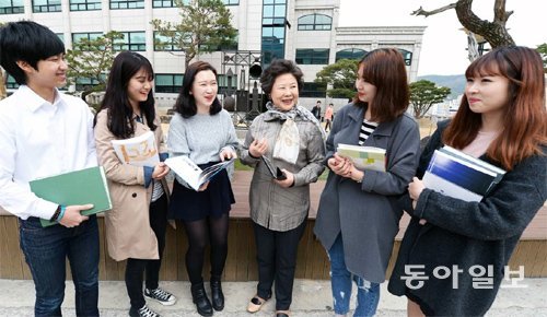 대구보건대 남성희 총장(왼쪽에서 네 번째)이 9일 캠퍼스에서 학생들과 이야기를 나누고 있다. 남총장은 “건강하고 건전한 삶을 가꾸는 노력이 보건의 올바른 뜻”이라고 말했다. 이권효 기자 boriam@donga.com