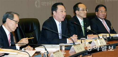 박용만 대한상의 회장(왼쪽에서 두 번째)이 9일 열린 ‘성공적인 경제혁신을 위한 대토론회’에서 개회사를 하고 있다. 대한상공회의소 제공