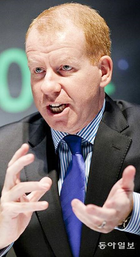 스탠다드차타드그룹의 스티브 브라이스 수석 투자전략가가 4일 서울 그랜드하얏트호텔에서 기자와 만나 “올해는 신흥국보다는 미국 주식에 관심을 갖고 투자하는 게 좋다”고 말했다. 스탠다드차타드은행 제공