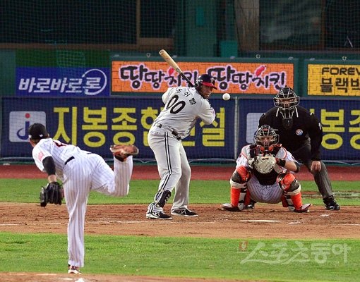 외인타자의 등장으로 한국 프로야구의 타고투저 현상이 심화되고 있다. LG 조쉬 벨은 시즌 초반부터 외인타자 바람을 일으키고 있다. 그러나 용병타자도 약점이 있다는 것이 야구계의 진단이다. 사직｜김종원 기자 won@donga.com 트위터 @beanjjun