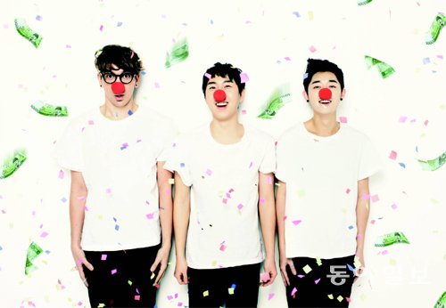 3인조 밴드 버스커 버스커. 왼쪽부터 브래드(드럼) 장범준(보컬·기타) 김형태(베이스기타). ‘벚꽃 엔딩’은 장범준이 작사와 작곡, 공동편곡과 보컬을 맡았다. ‘벚꽃 연금’의 최대 개인 수혜자는 장범준인 셈이다. CJ E&M 제공