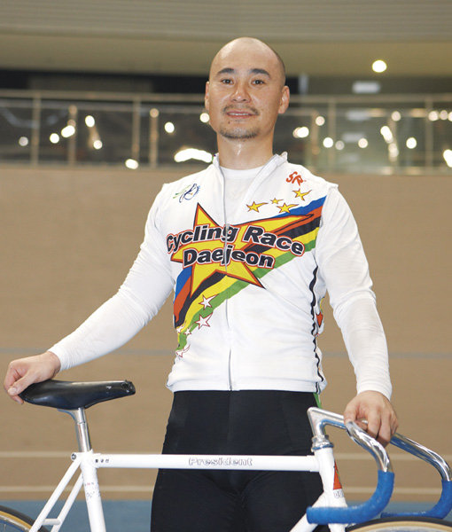 ‘빛나리’ 선수의 빛나는 롱런. 데뷔 초기만 해도 수북한 머리숱을 자랑했던 정덕이는 어느새 대머리가 됐다. 그는 20년간 벨로드롬을 누비며 머리숱을 잃었지만 ‘경륜 전설’ 타이틀을 얻었다. 사진제공｜한국마사회