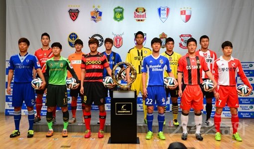 프로축구선수의 몸값은 어떻게 구성될까. 계약은 또 어떤 형태로 진행될까. 스포츠동아가 집중분석했다. 3월 K리그 클래식 미디어데이에 참석한 선수들이 포즈를 취하고 있다. 스포츠동아DB