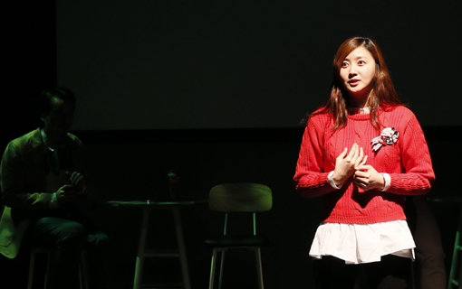 자신의 첫 연극데뷔작인 ‘마이퍼스트타임’에서 허영란이 첫경험 에피소드를 들려주고 있다. 허영란은 “첫경험을 통해 지금의 사랑을 돌아보게 만드는 연극”이라며 작품에 대한 애정을 감추지 않았다. 사진제공｜뉴벤처엔터테인먼트