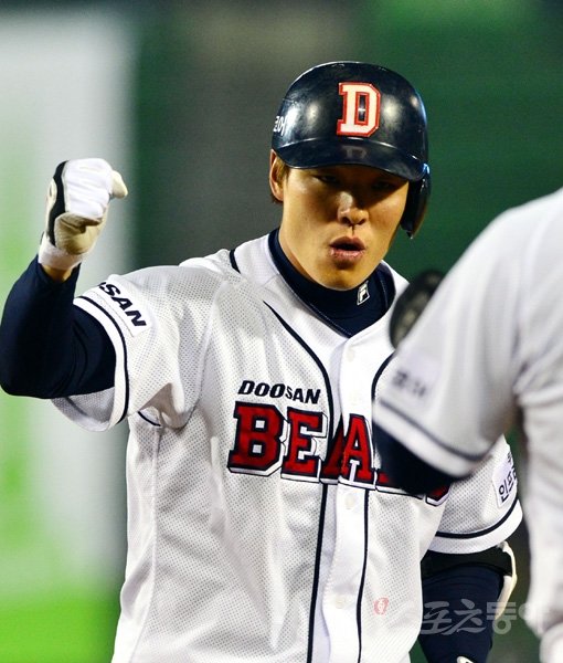 두산 민병헌이 10일 SK전에서 6회말 2사만루서 2타점 적시타를 친 뒤 전상렬 코치와 주먹을 부딪치려 하고 있다. 민병헌은 이날 4타수 3안타 1볼넷 2타점으로 맹활약했다. 잠실｜박화용 기자 inphoto@donga.com 트위터 @seven7sola