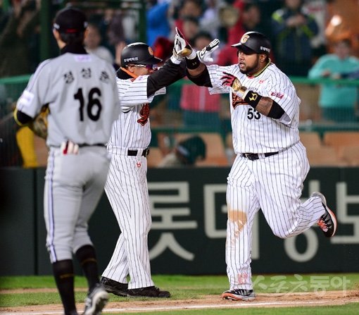 화끈한 데뷔전이었다. 롯데 외국인타자 히메네스(오른쪽)가 10일 사직 LG전에서 1-1 동점이던 연장 10회말 끝내기 3점홈런을 날린 뒤 그라운드를 돌며 환호하고 있다. 히메네스는 역대 외국인선수 최초로 데뷔전 끝내기 홈런을 기록했다. 사직｜김종원 기자 won@donga.com 트위터 @beanjjun