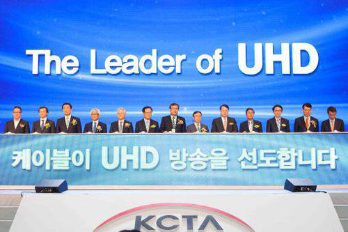 한국케이블TV협회는 10일 제주 국제컨벤션센터에서 열린 ‘2014년 디지털 케이블TV쇼’에서 정부 및 업계 관계자 등이 참석한 가운데 ‘케이블TV UHD 선포식’을 가졌다. 한국케이블TV협회 제공