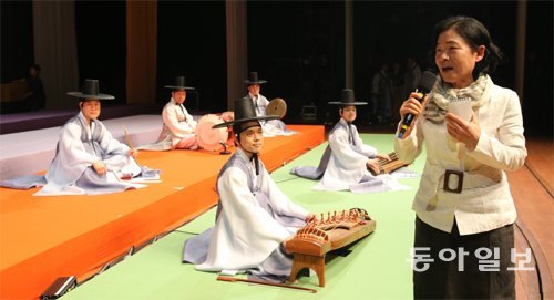 국립국악원 민속악단 안숙선 예술감독(오른쪽)이 9일 오후 서울 서초구 남부순환로 국립국악원 예악당 무대에서 예술감독 데뷔작인 ‘합(合)’ 공연에 참가하는 연주자들을 지도하고 있다. 홍진환 기자 jean@donga.com