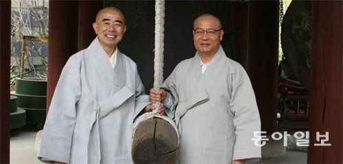 서울 조계사에서 만난 월정사 주지 정념 스님(왼쪽)과 선운사 주지 법만 스님. 김갑식 기자 dunanworld@donga.com