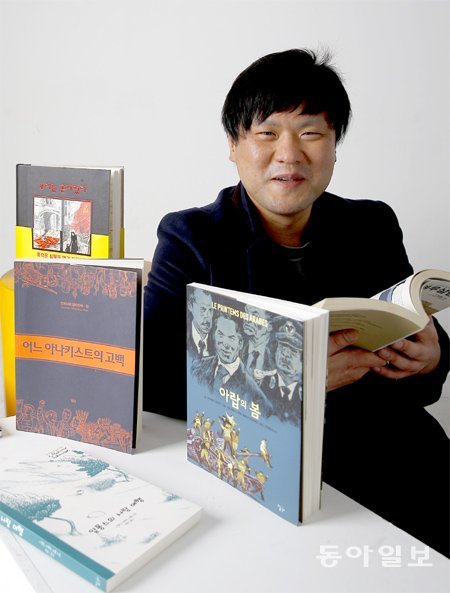 10일 서울 광화문에서 만난 ‘해바라기 프로젝트’의 이하규 팀장이 팀원들과 집단지성으로 번역한 그래픽 노블을 소개했다. 이 팀장은 매일 오전 2시 프랑스에 있는 팀원들과 인터넷 전화로 연락을 주고받으며 번역 작업을 한다. 원대연 기자 yeon72@donga.com