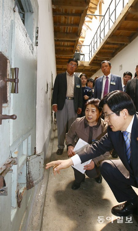 11일 오전 서울 서대문구 통일로 서대문형무소역사관에서 황교안 법무부 장관(앞쪽)이 독립운동가 고 양기탁선생의 외손녀 최란화 씨와 함께 옥사 내 감방문 배식구를 살펴보고 있다. 전영한 기자 scoopjyh@donga.com