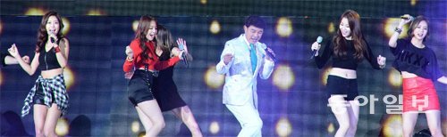 12일 ‘LA 코리아 페스티벌’에서 함께 무대에 오른 트로트 가수 설운도(가운데)와 걸그룹 ‘걸스데이’. KBS 제공