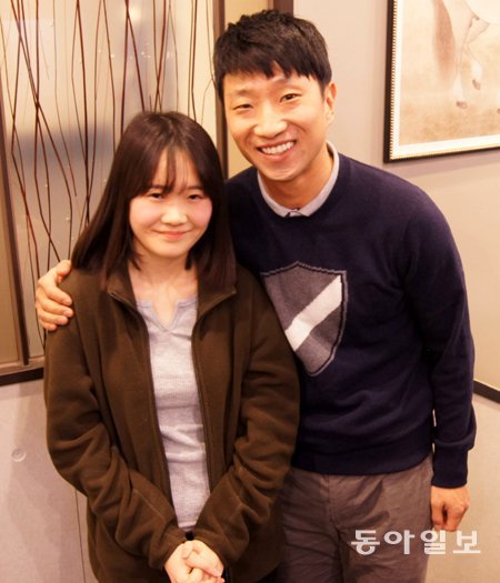 경남 창원명곡고 2학년 하예진 양(왼쪽)이 ‘올림픽 6회 출전’ 기록을 세운 이규혁을 최근 만났다.