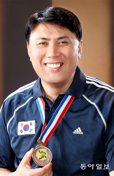 ‘올해의 장애인 상’ 수상자로 선정된 코레일 부산경남본부영업처 황윤석 차장. 시각장애인 볼링대회에서 메달을 딴 모습. 동아일보DB