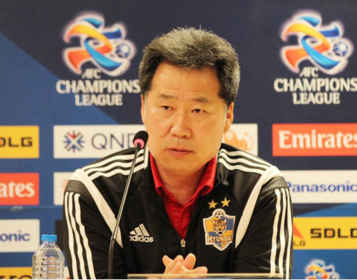 울산 조민국 감독이 14일 울산현대호텔에서 열린 AFC 챔피언스리그 기자회견에서 취재진의 질문을 듣고 있다. 조 감독은 15일 웨스턴 시드니를 잡고 16강 진출을 확정하겠다는 의지를 밝혔다. 사진제공｜울산 현대